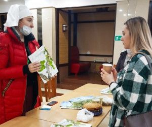 Сестры Марфо-Мариинского сестричества милосердия навестили беженцев с ДНР и ЛНР в гостинице «АМАКС»