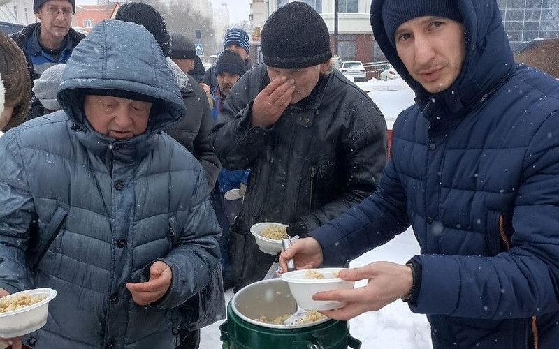 Добровольцы помогают тем, кто без крова