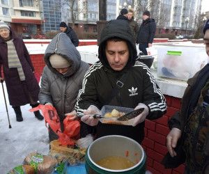 Добровольцы помогают тем, кто без крова
