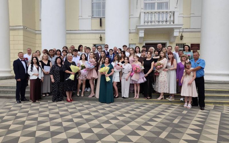 На пороге взрослой жизни: в Шебекинском округе прошли выпускные вечера