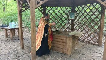 На Георгиевском источнике в Солонец-Поляне отслужен водосвятный молебен