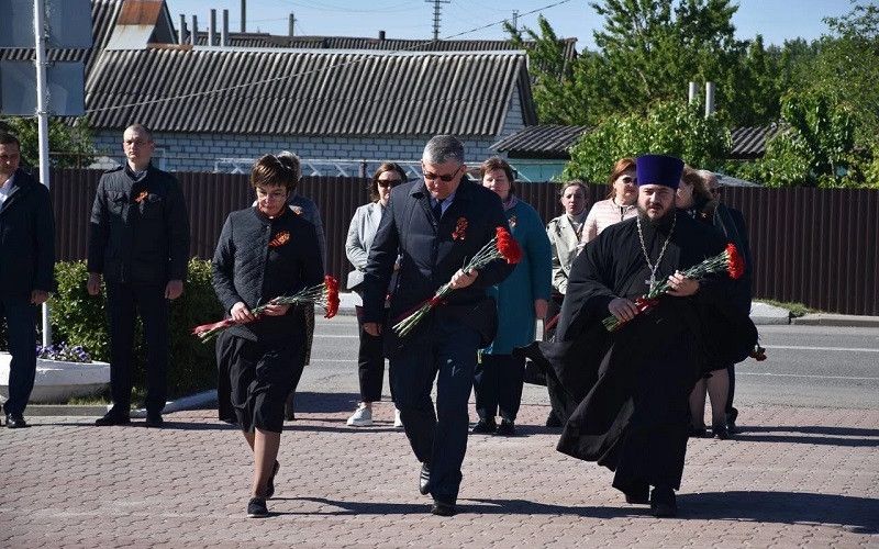 День Великой Победы в Новом Осколе встретили возложением цветов к мемориалу