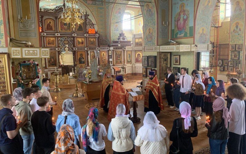 Выпускники посетили храм перед экзаменами