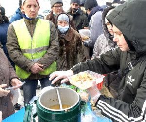Добровольцы помогают тем, кто без крова