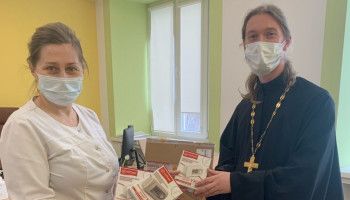 Старооскольские священники передали врачам пульсоксиметры