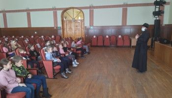 Встреча учеников со священником прошло в центре культурного развития "Оскол"