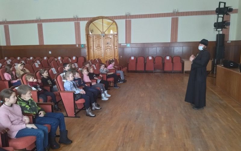 Встреча учеников со священником прошло в центре культурного развития "Оскол"